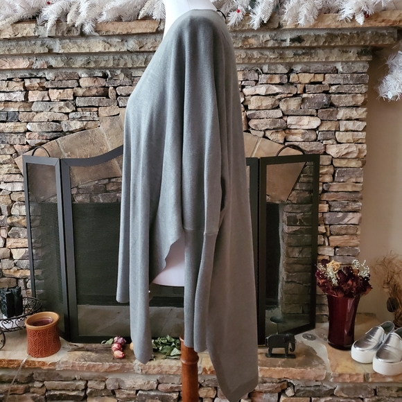 🆕🎁Brooklynn's Cardigan in Smoke Green - Picture 2 of 4